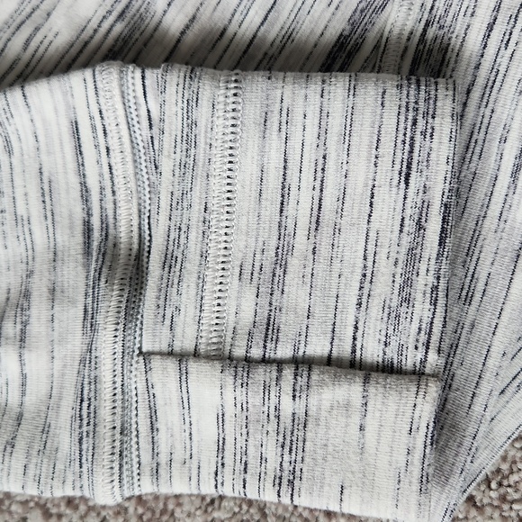 Lululemon Women's Gray High-Neck Top 1/4 zip - Picture 3 of 8